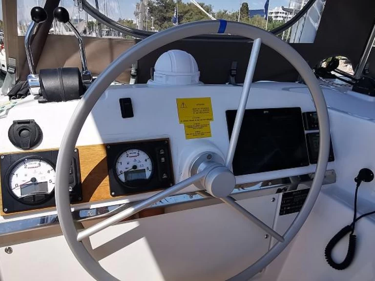 Catamarano a noleggio a Álimos al miglior prezzo