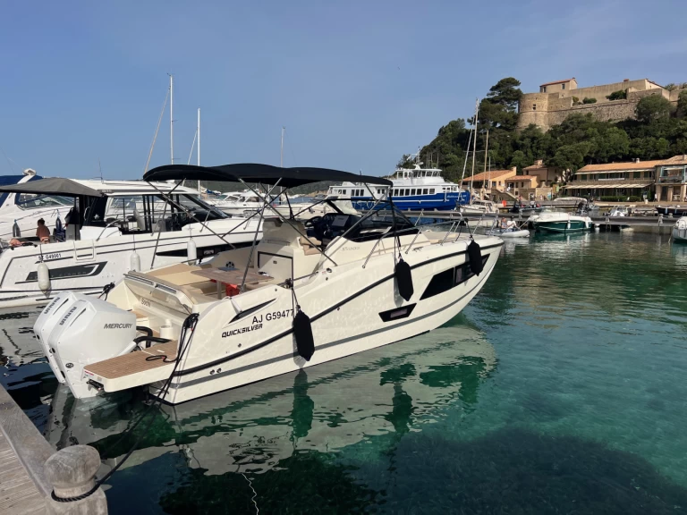 Noleggiare una Quicksilver Activ 875 Sundeck a Cannes