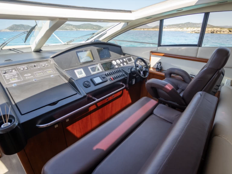 Noleggio Yacht di lusso Sunseeker con patente nautica