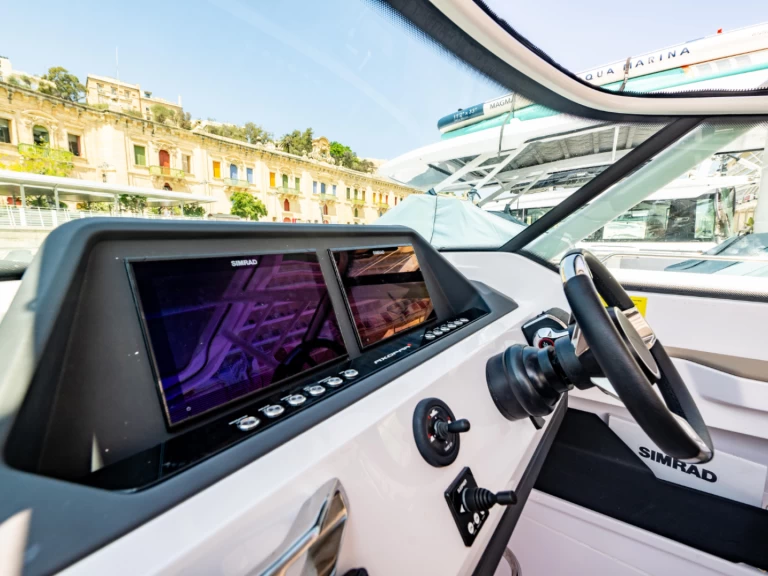 Noleggio Barca a motore con o senza skipper Axopar a San Julian's