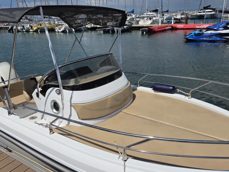 Barca a motore a noleggio a Port-Camargue al miglior prezzo