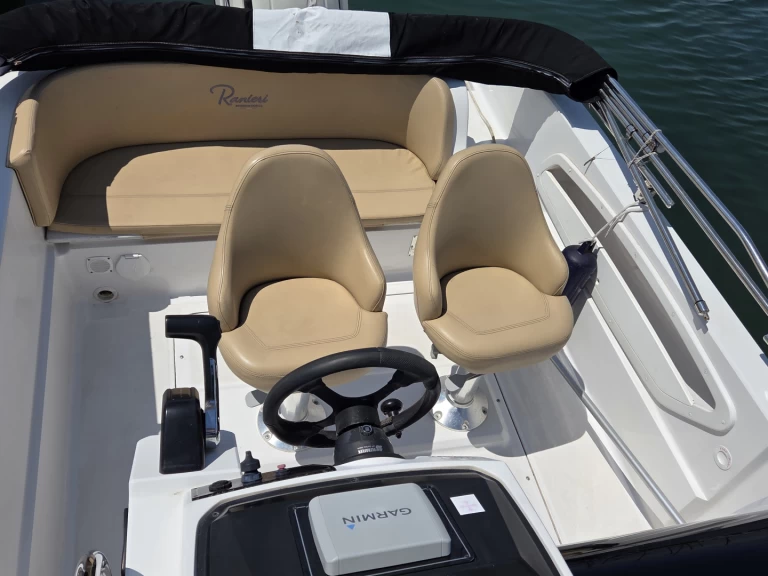 Noleggiare una Ranieri Shadow 20 a Port-Camargue