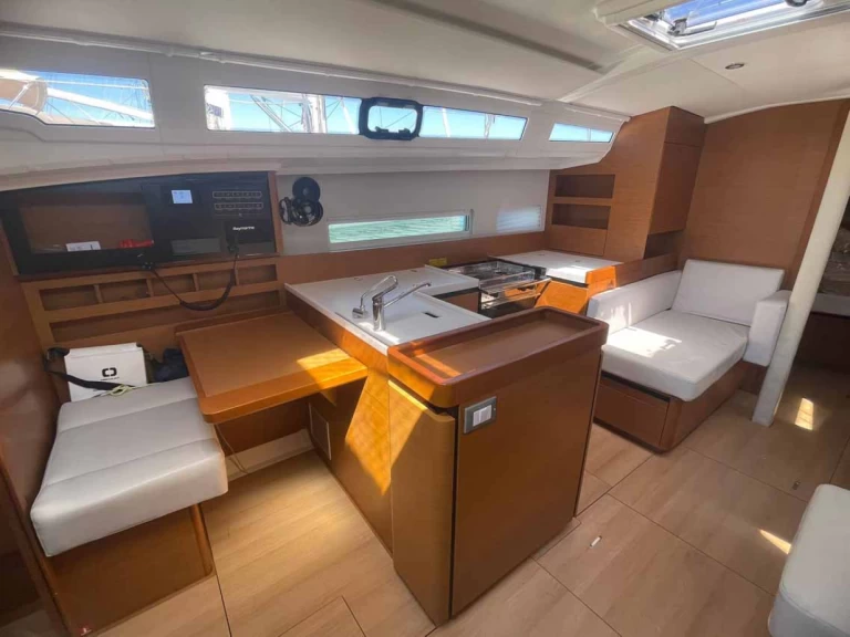 Jeanneau Sun Odyssey 410 da affittare a  Golfo Aranci
