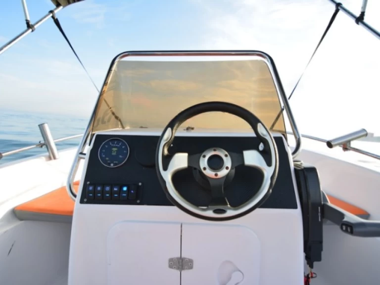 Noleggiare una voraz 500 a Puerto Deportivo de Lujo en Marbella