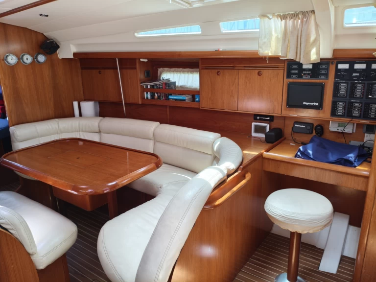 Noleggiare una Jeanneau Sun Odyssey 45 a Álimos