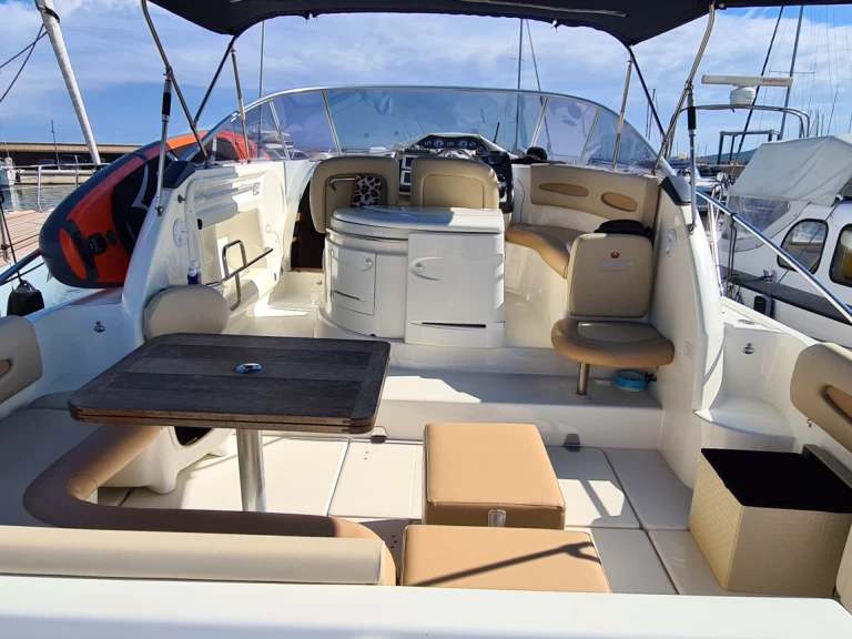 Noleggio Barca a motore con o senza skipper Cranchi a Puntone