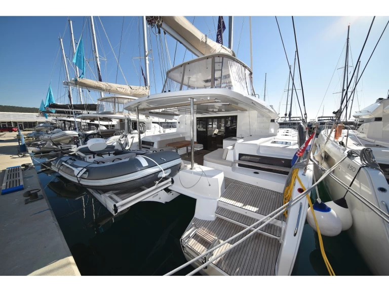 Noleggiare una Lagoon Lagoon 50/6 cab a Sukošan