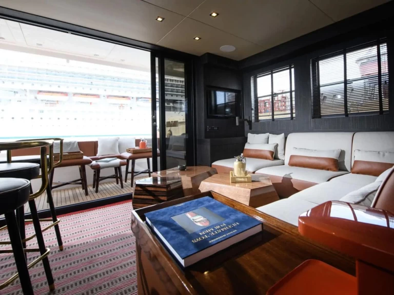 Noleggiare una HOUSE OF HÜTTER GOLDFINGER a Ibiza Town