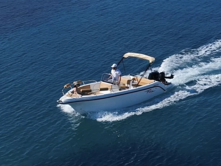 Karel F 19 da affittare a  Latchi