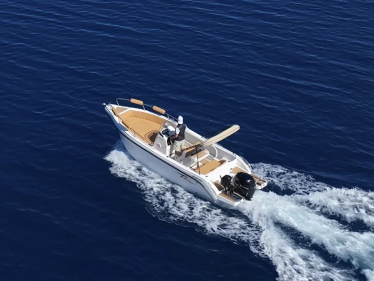 Noleggiare una Karel F 19 a Latchi