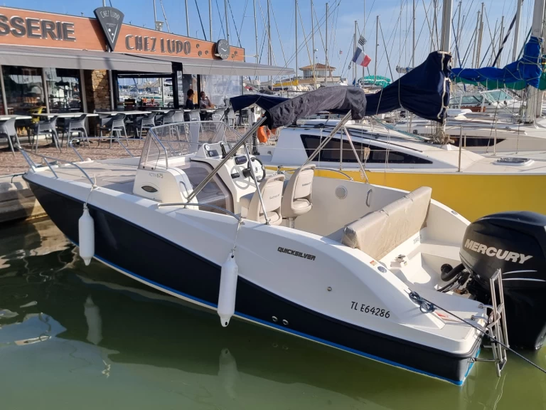 Noleggiare una Quicksilver Activ 675 Sundeck a La Londe-les-Maures