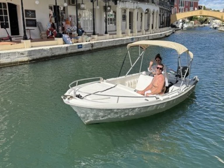 Noleggio Barca a motore a Port Grimaud – Adria 501