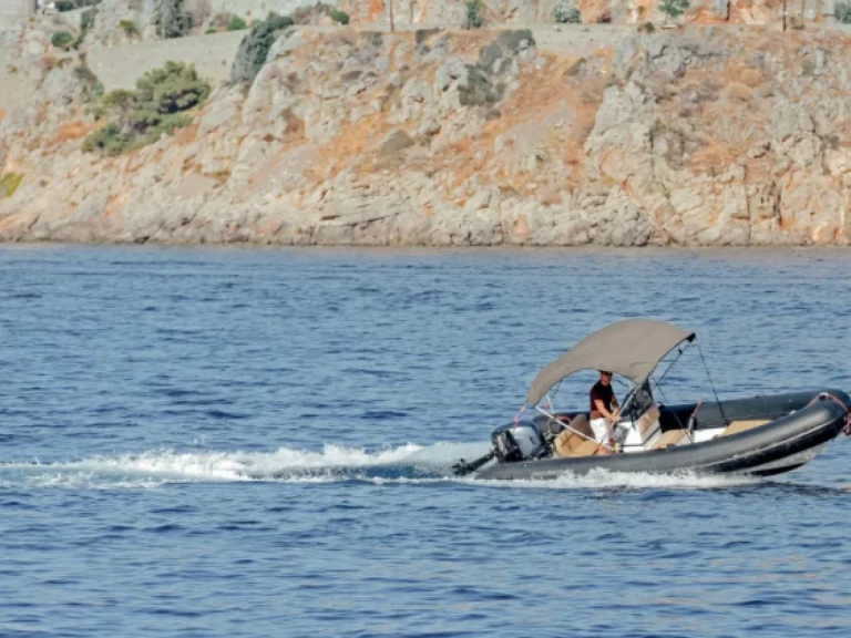 Gommone a noleggio a Hydra al miglior prezzo