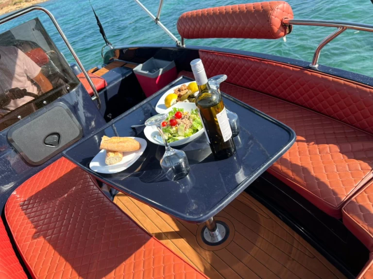 Barca a motore a noleggio a Glyfáda al miglior prezzo