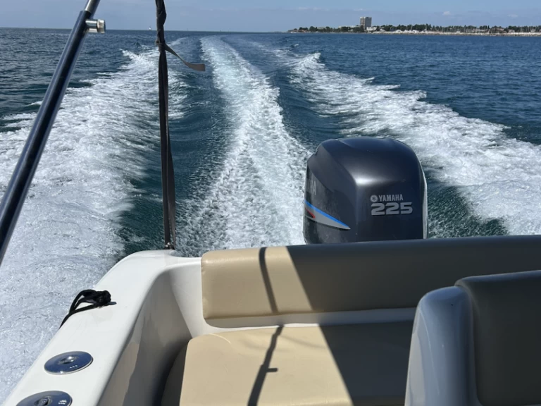 Noleggio Barca a motore tecnofiber con patente nautica