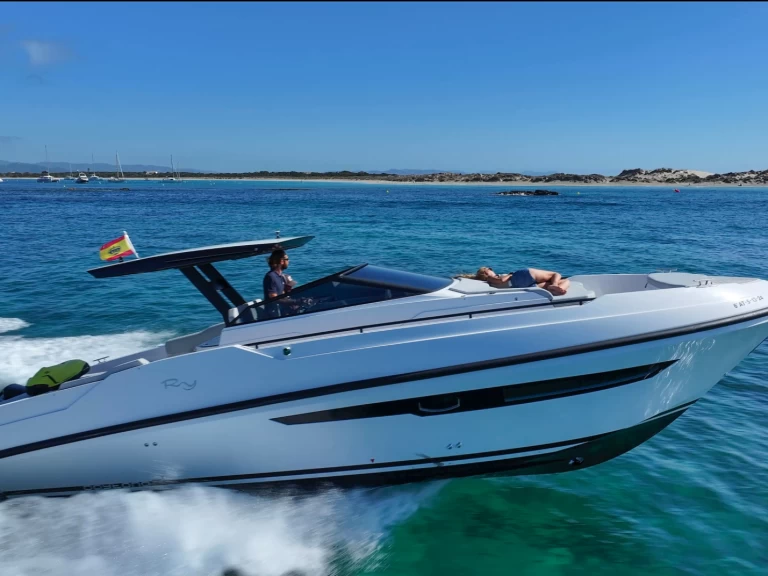 Barca a motore a noleggio a Ibiza Town al miglior prezzo