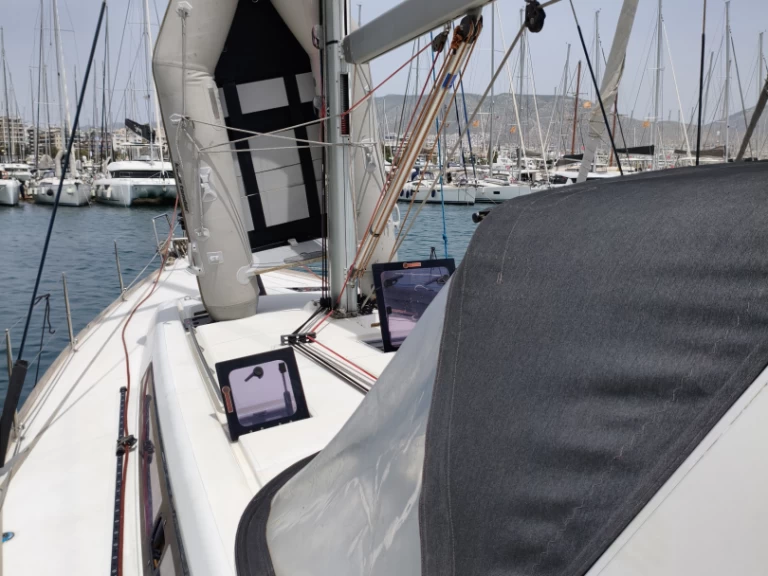 Noleggiare una Bénéteau Oceanis 48 a Álimos