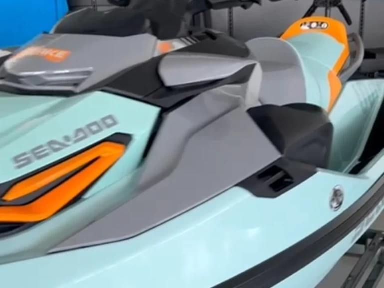 Noleggiare una Sea-Doo Wake  a Santa Eulària des Riu