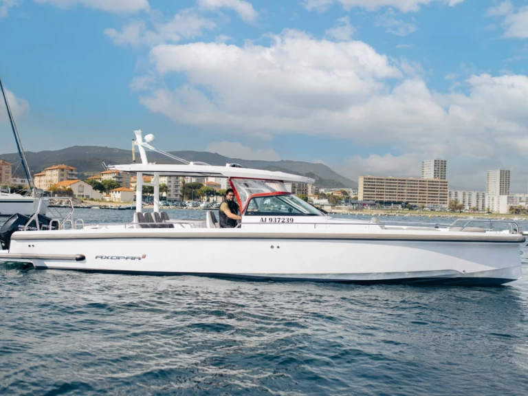 Noleggio Barca a motore Axopar con patente nautica
