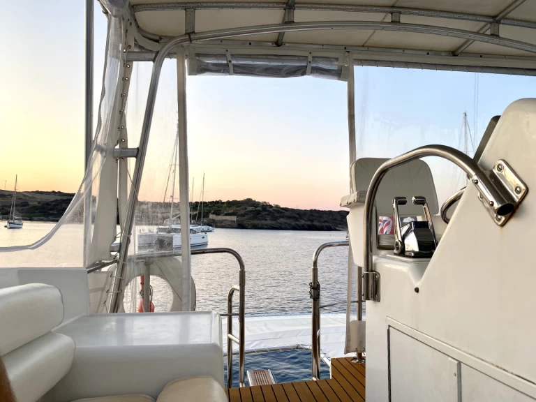 Noleggio a Ellinikó –  Hatteras 50 Convertible su SamBoat