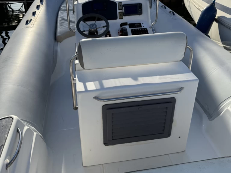 Noleggiare una Capelli Tempest 750 Top a Solenzara