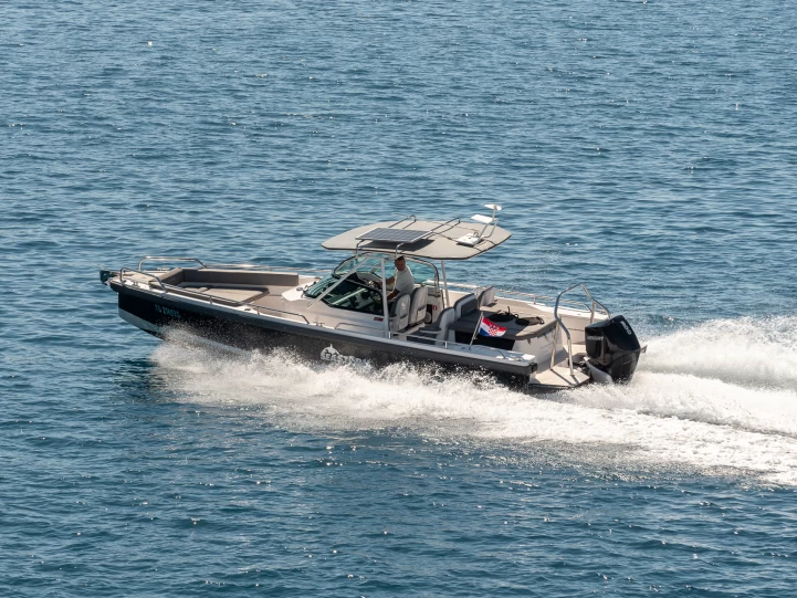 Noleggio Barca a motore Axopar con patente nautica