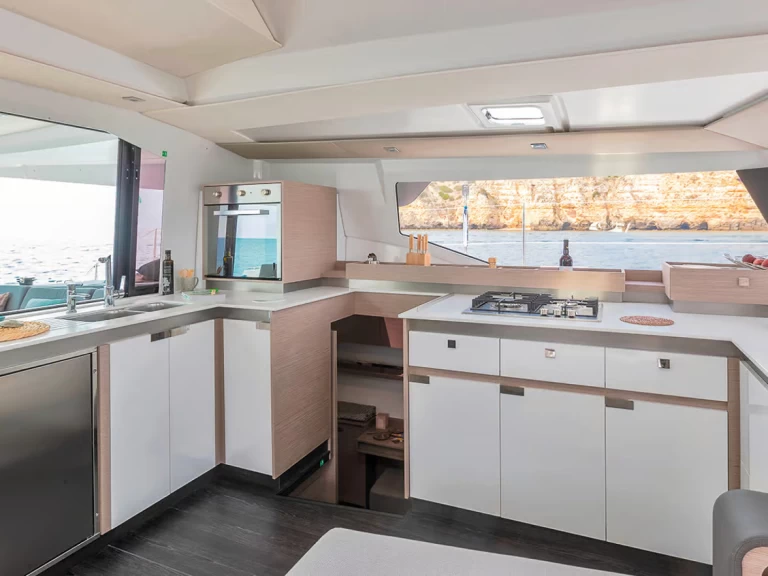 Noleggiare una Fountaine Pajot Elba 45 a Palermo