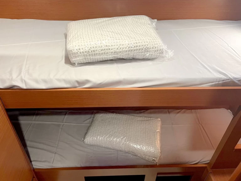 Barca a vela a noleggio a Lávrio al miglior prezzo