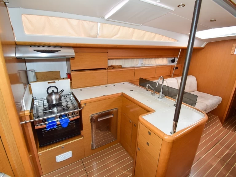 Noleggio Barca a vela Jeanneau con patente nautica