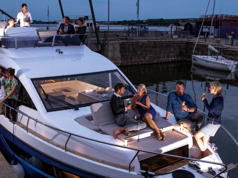 Noleggio a Pola – Sealine Sealine F430 su SamBoat