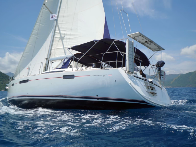 Noleggio Barca a vela Jeanneau con patente nautica