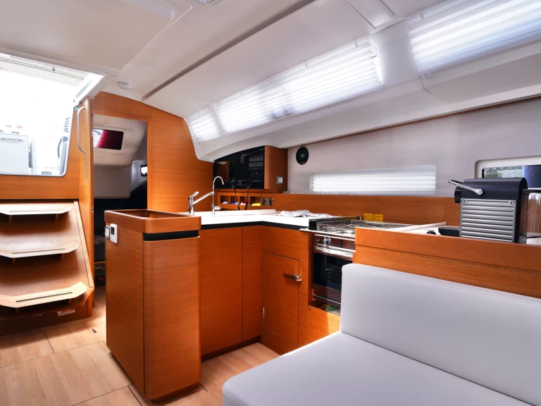 Noleggio Barca a vela Jeanneau con patente nautica