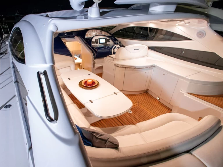 Noleggiare una Pershing Pershing 52 a Il Pireo