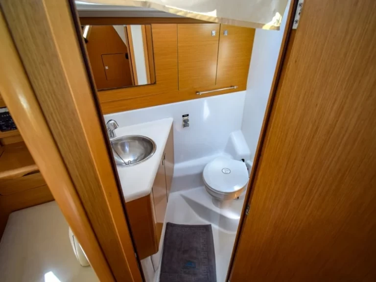 Noleggio Barca a vela Jeanneau con patente nautica