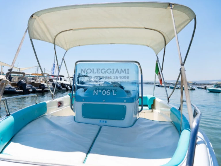 Noleggio barche  Motorboat 5.80 a Torre Canne su Samboat