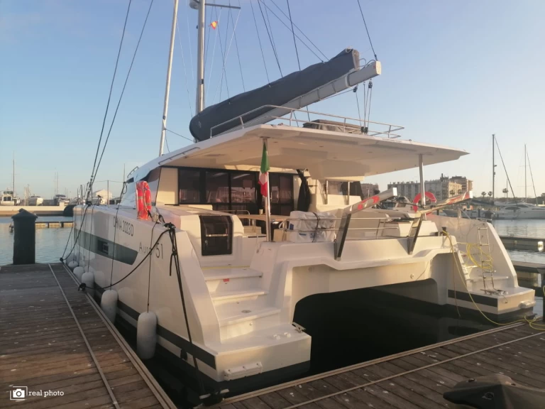 Noleggio Catamarano a Cannigione – Fountaine Pajot Aura 51