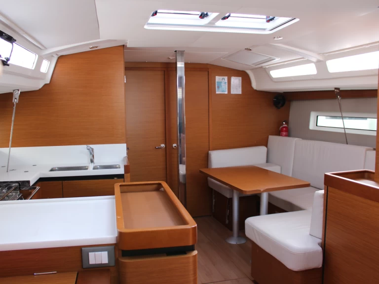 Noleggiare una Jeanneau Sun Odyssey 440 a Raiatea