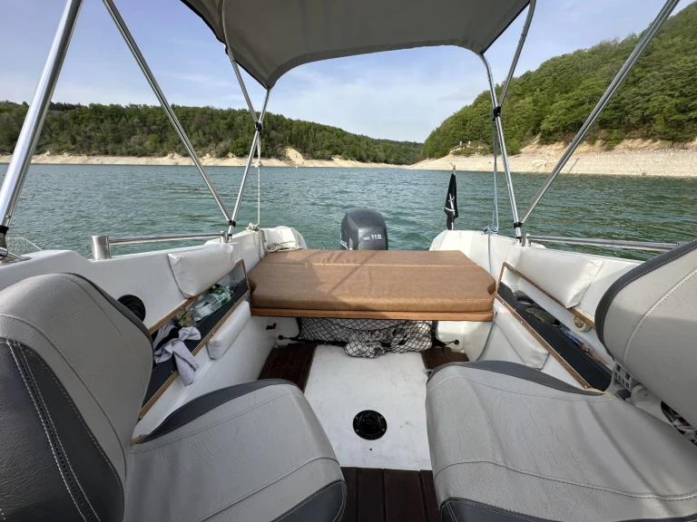 Noleggio Barca a motore Jeanneau con patente nautica