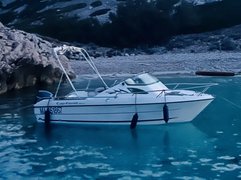 Noleggiare una B2 Marine Cap Ferret 550 a Marsiglia