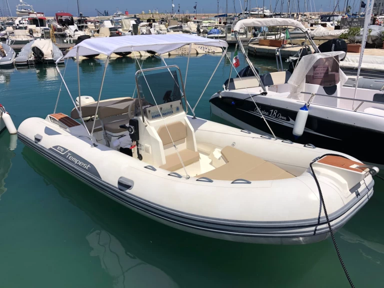 Gommone a noleggio a Bisceglie al miglior prezzo