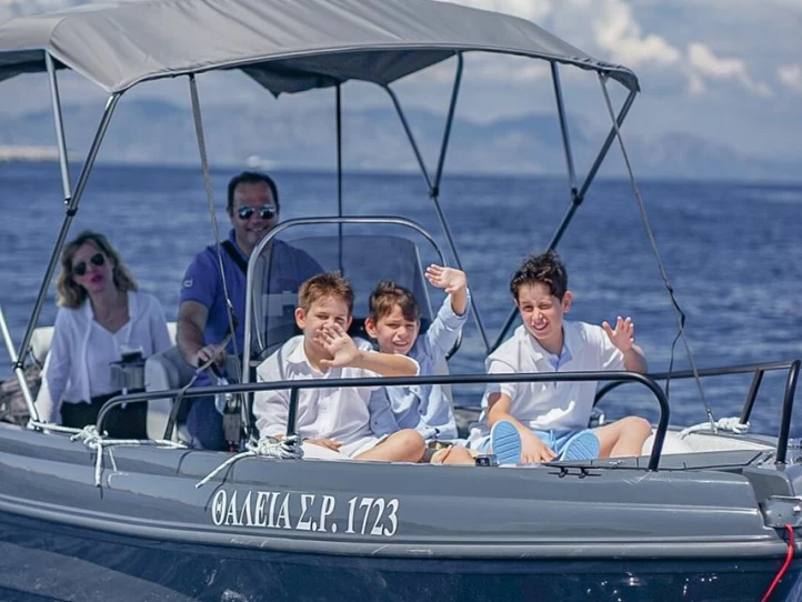 Noleggiare una Karel Ithaca 550 a Rodi (Citta)