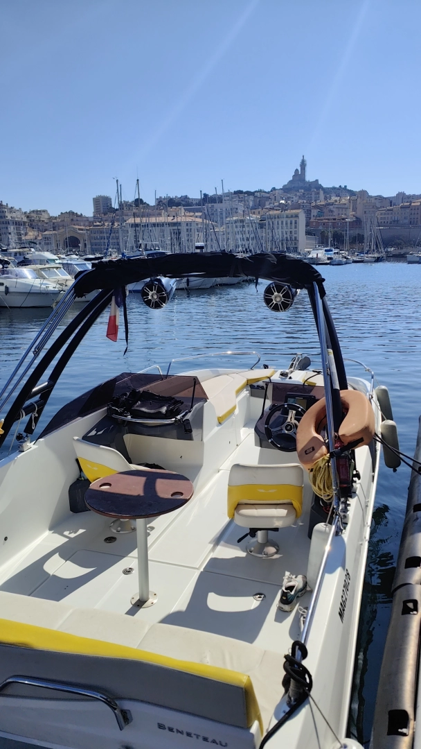 Noleggio Barca a motore Bénéteau con patente nautica