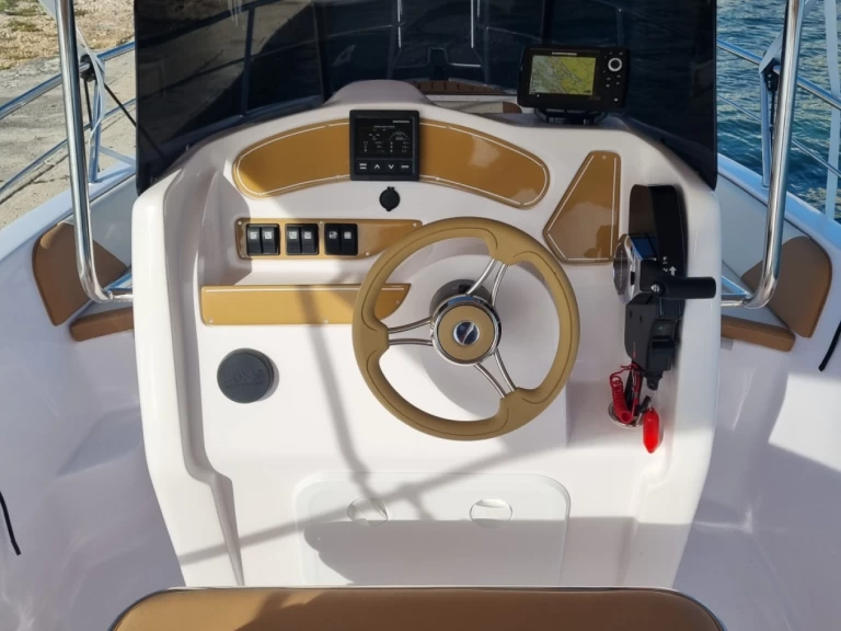 Noleggio Barca a motore Bluline con patente nautica