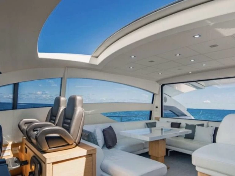 Barca a motore a noleggio a Antibes al miglior prezzo