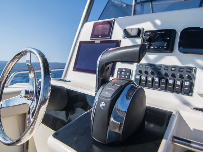 Noleggio Barca a motore Boston Whaler con patente nautica