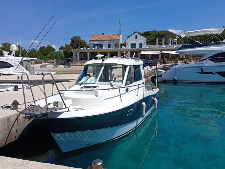 Noleggio Barca a motore Bénéteau con patente nautica