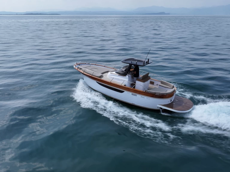 Barca a motore a noleggio a Peschiera del Garda al miglior prezzo