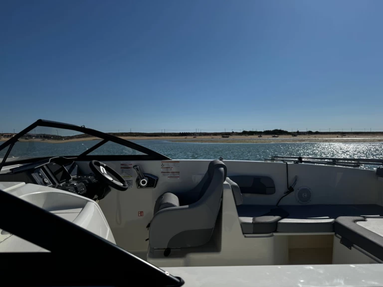 Bayliner VR6 OB da affittare a  Faro