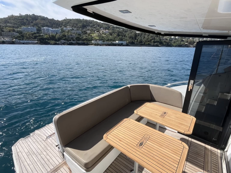 Noleggiare una Galeon Galeon 360 Fly a Cannes