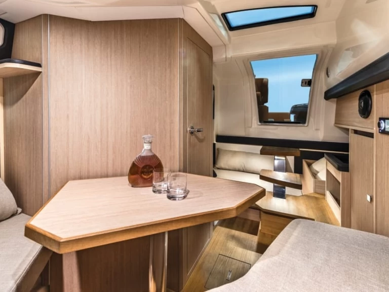 Noleggio Barca a motore con o senza skipper Cranchi a Cannes